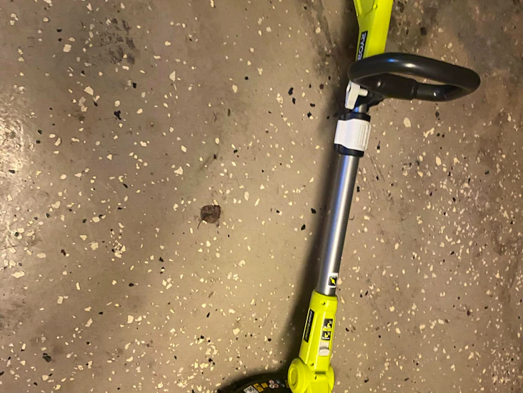 Batteridriven röjsåg/kanttrimmer