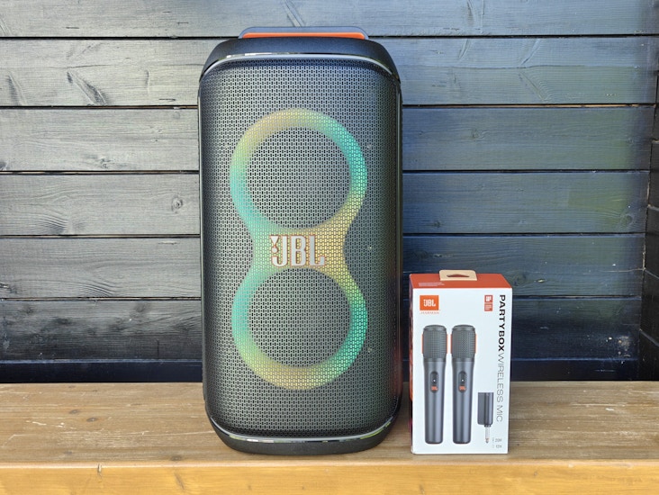 Karaokekaiutin ja mikrofonit