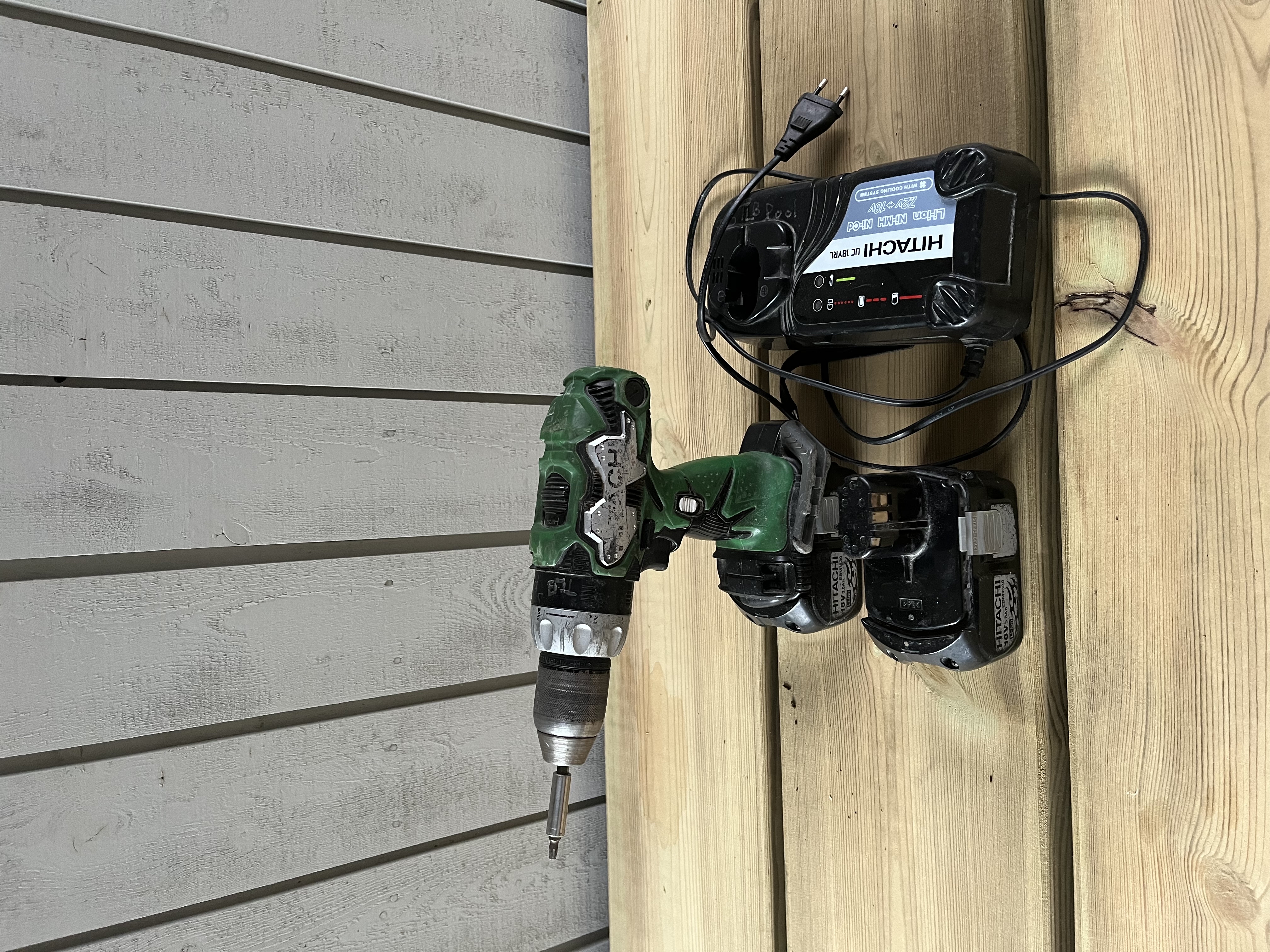 Hitachi borrskruvdragare