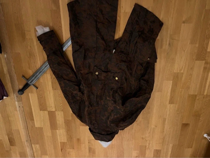 Piratoutfit med svärd