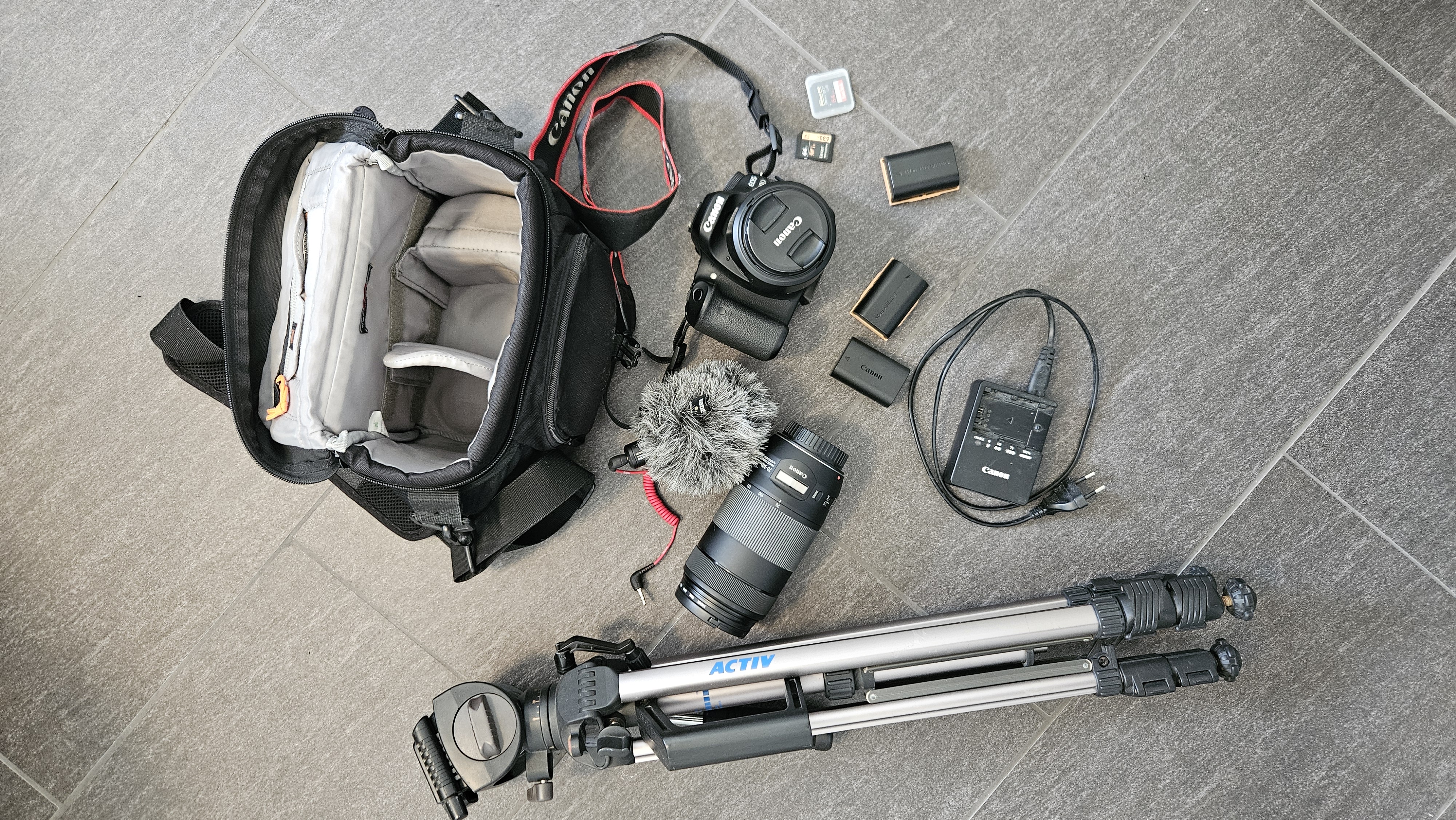 Canon eos 80 d pack with cards tripod and mic + extra lens 