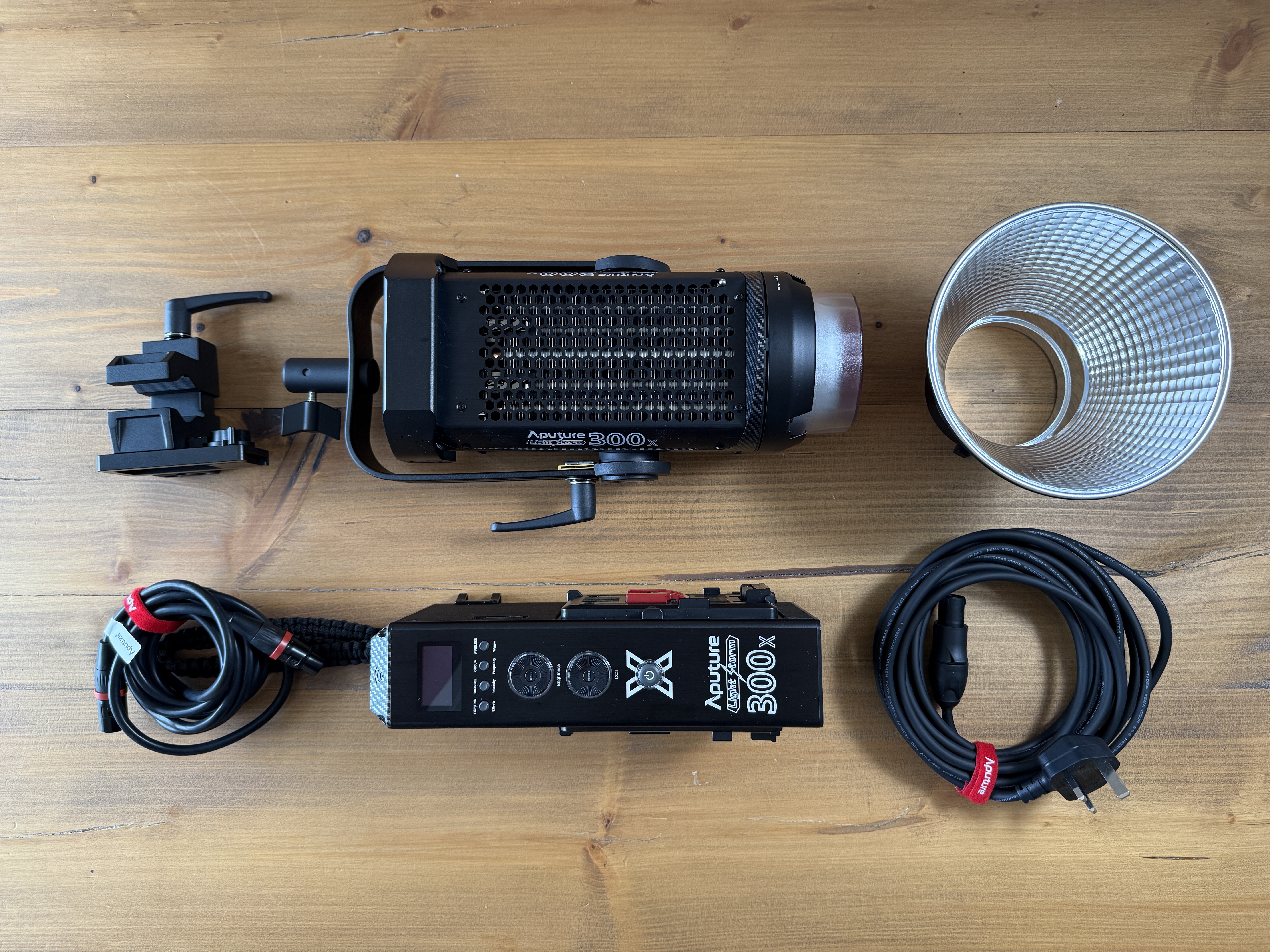 Aputure ls 300x bi-colour vm uk kit