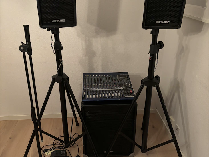 Festanlläggning med riktigt kraftfulla högtalare och ett jättefint mixerbord. mikrofon ingår(för tal)