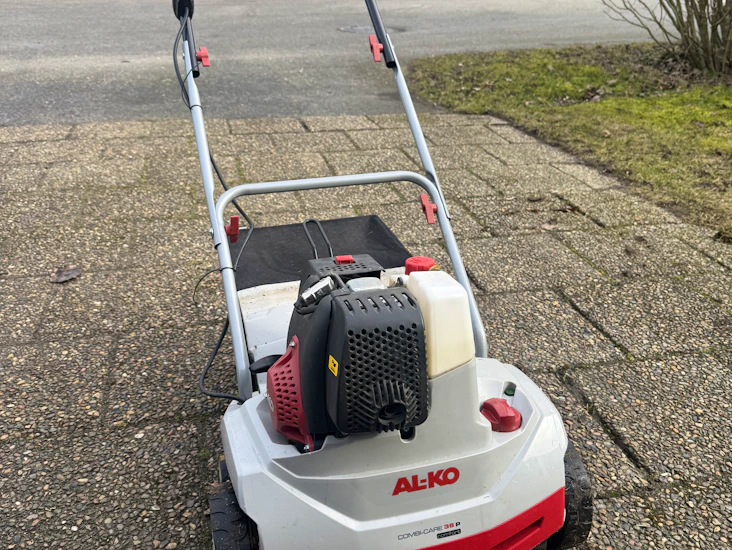 Bensindriven vertikalskärare/mossrivare