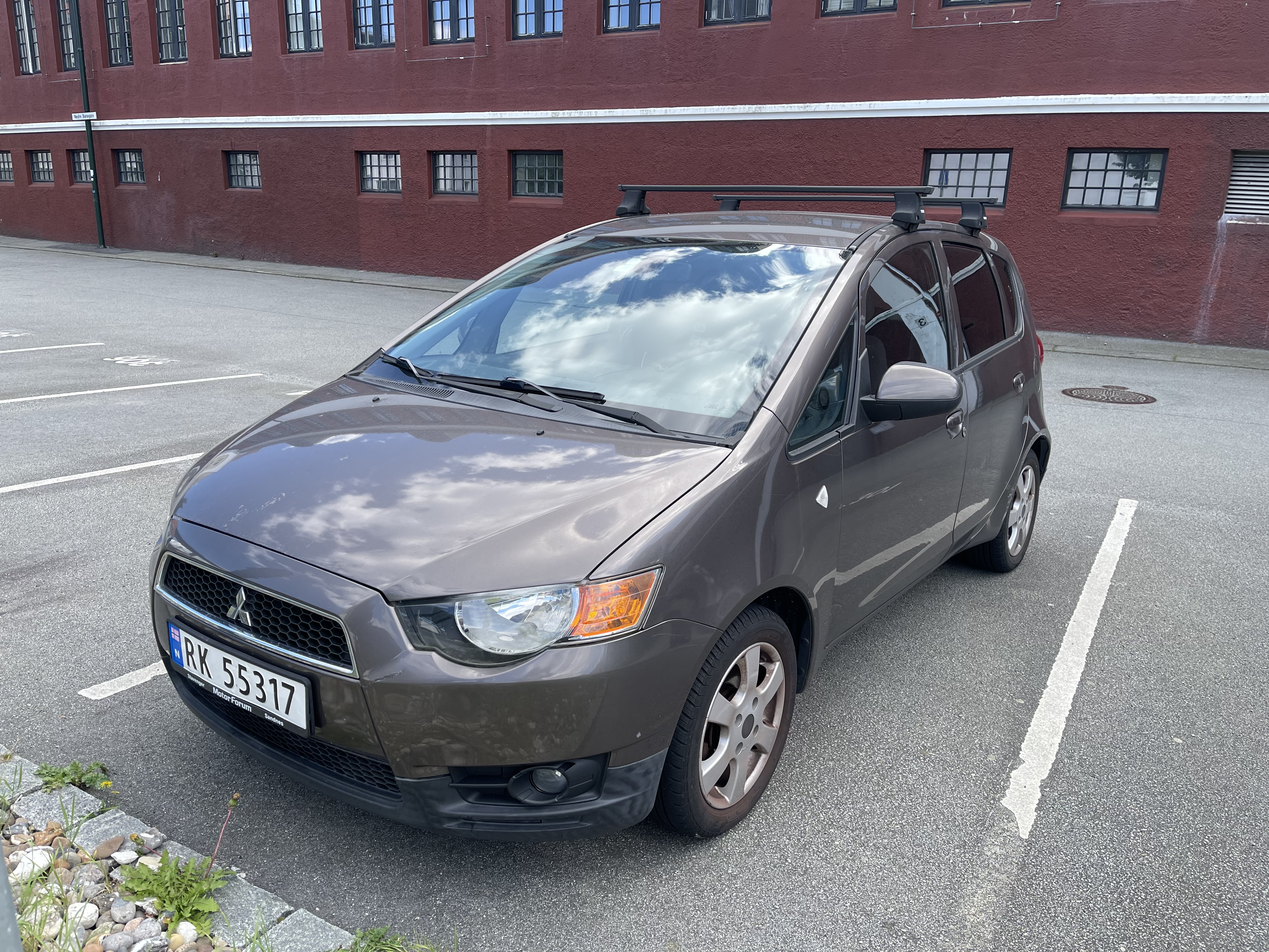 Lettkjørt mitsubishi colt (2012) med takboks – perfekt for helge- / småturer
