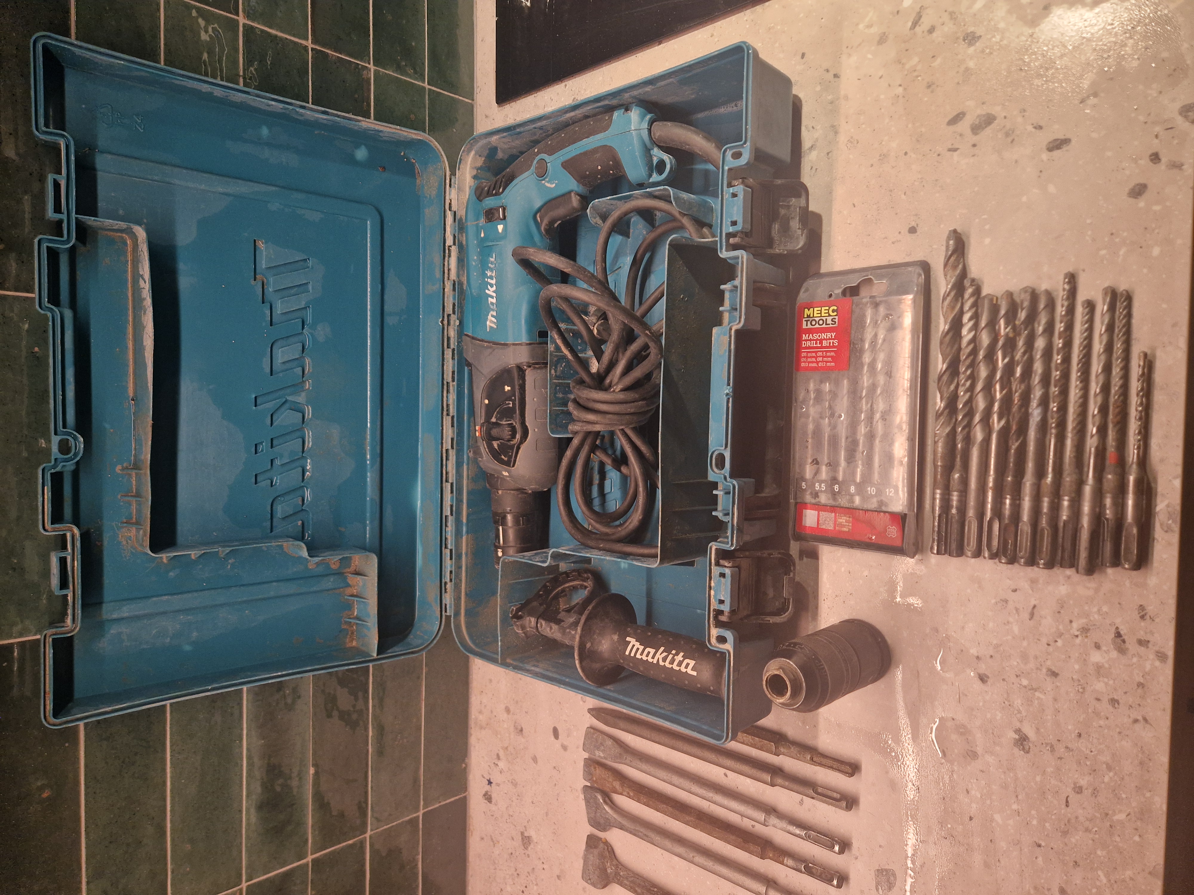 Makita borrhammare med tillbehör