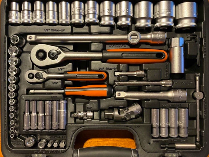 Stor verktygslåda med kvalitetsverktyg