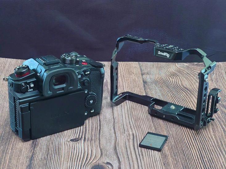 Panasonic gh6 + smallrig cage & 512 gb cfexpress card