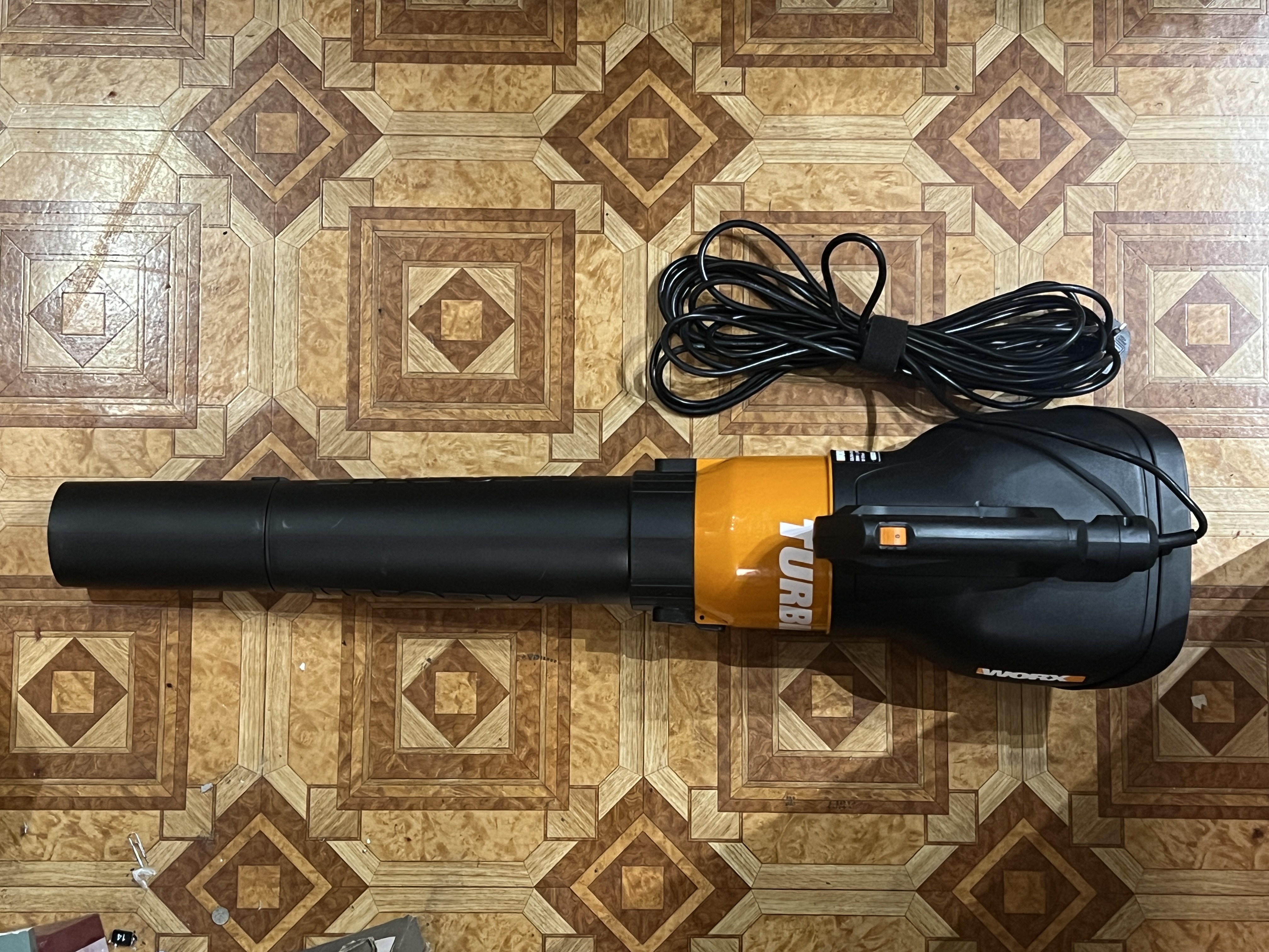 2500w variable-speed leaf blower with extension lead