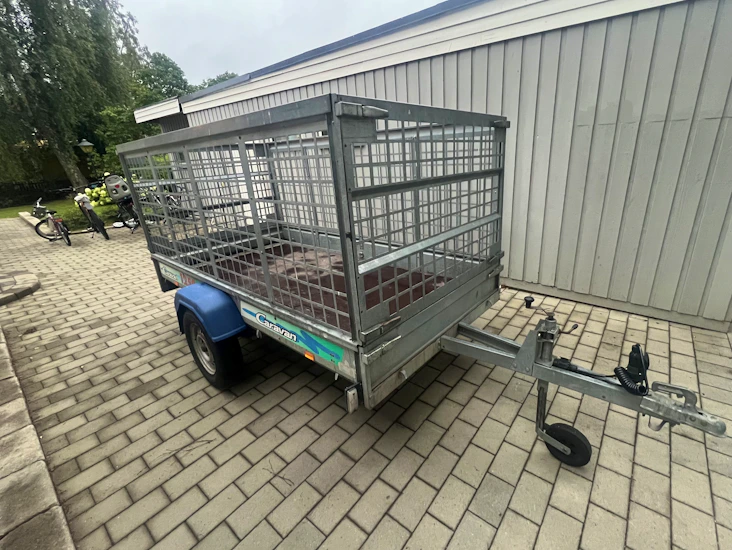 750kg släp med gallergrind