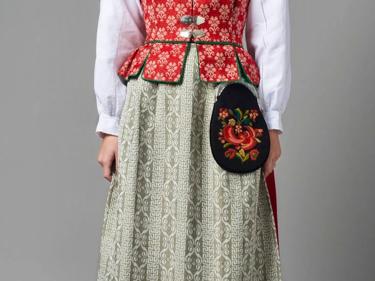 Leier ut rød trønderbunad til dame