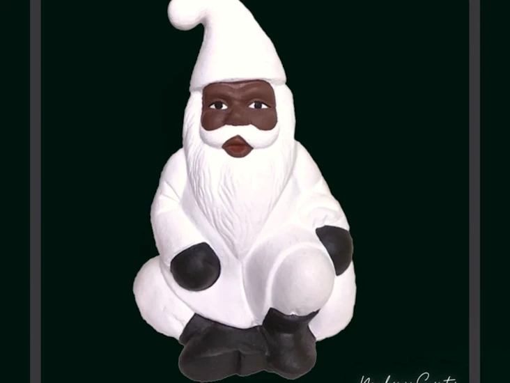 Vit handgjord tomte i gips av melaninsanta