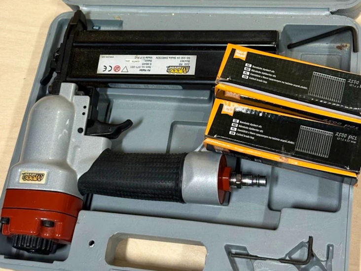 Spikerpistol med 25 og 40mm spiker innendørs