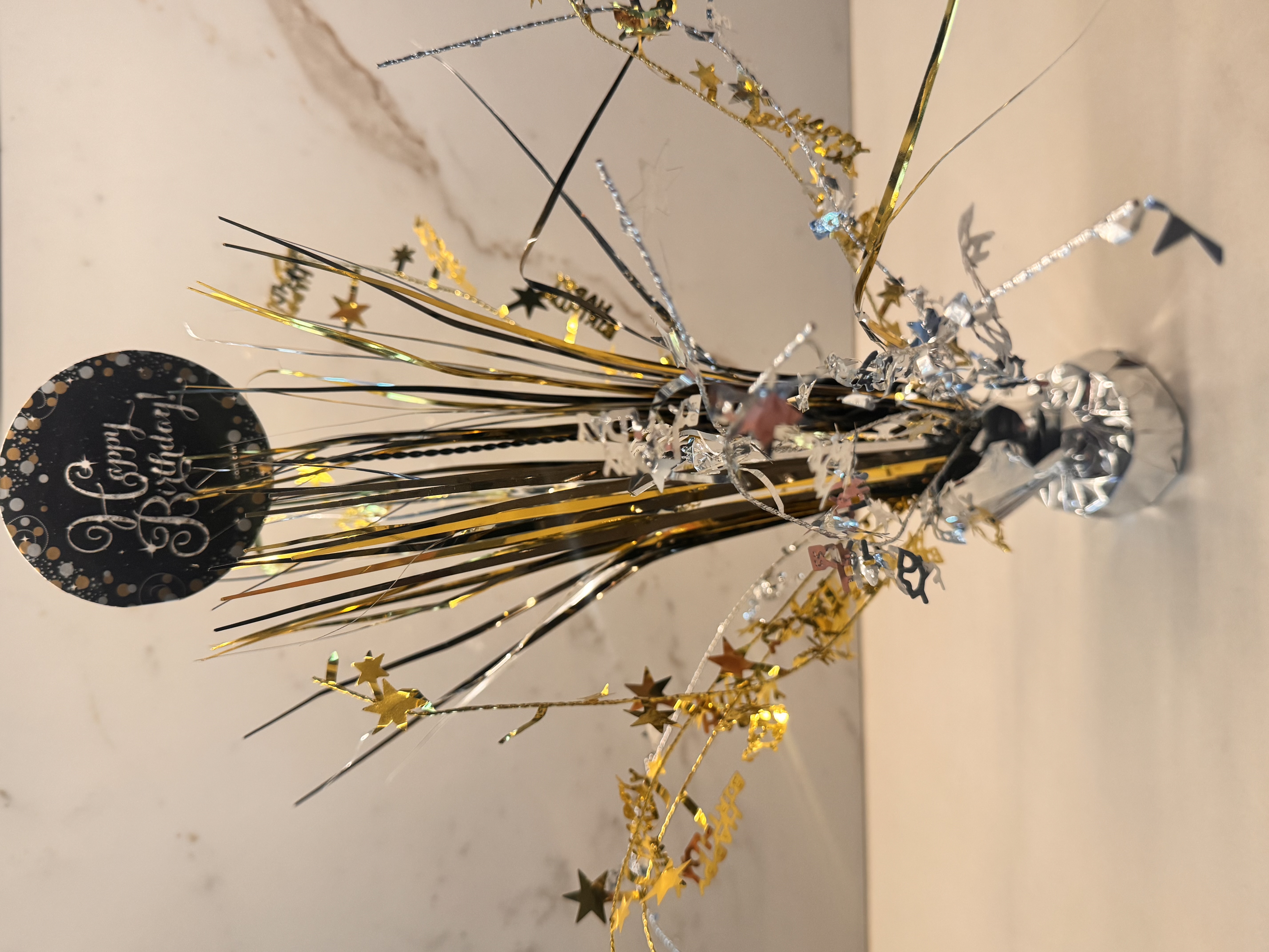 Glittrande födelsedagsskylt – perfekt för dekoration & fotografering 🎉