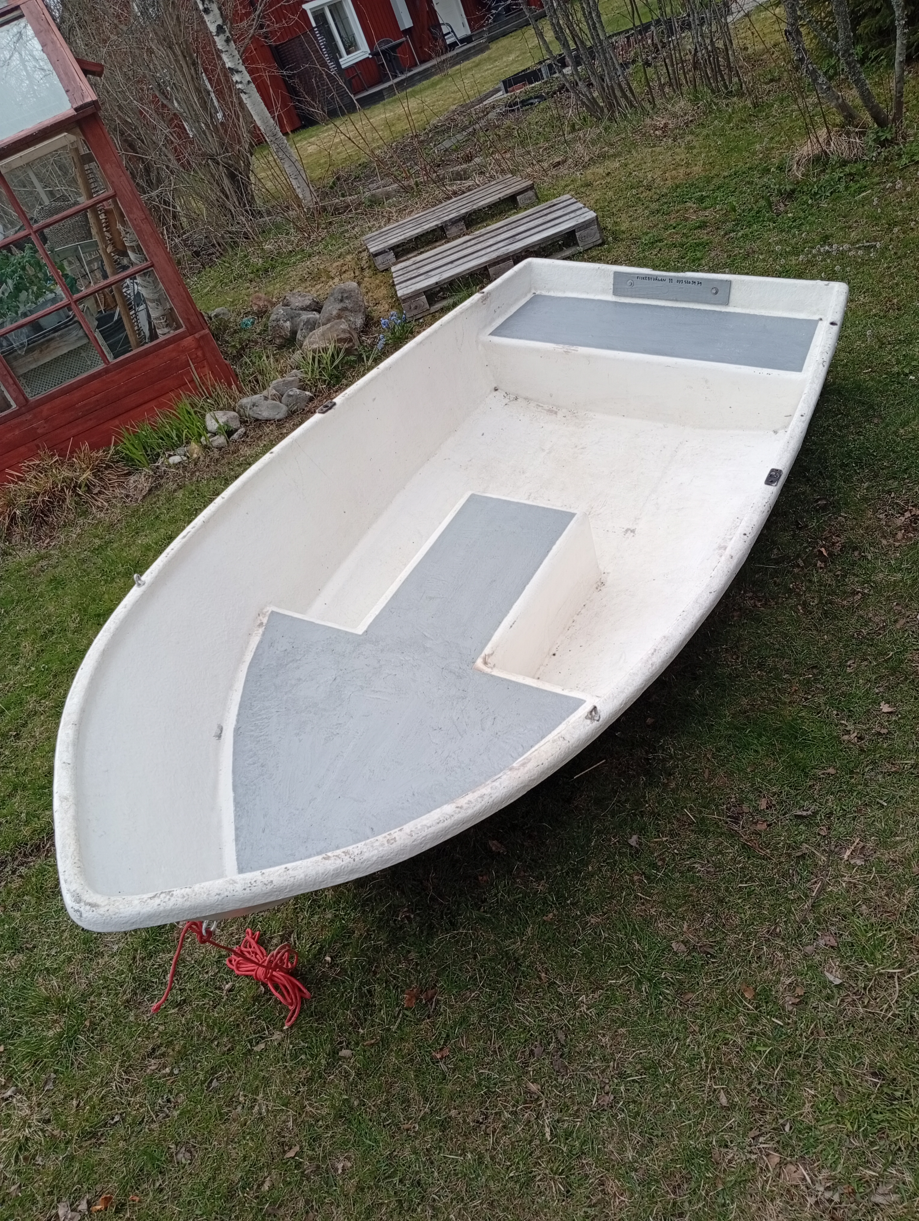 Båt roddbåt fiskebåt med trollingmotor