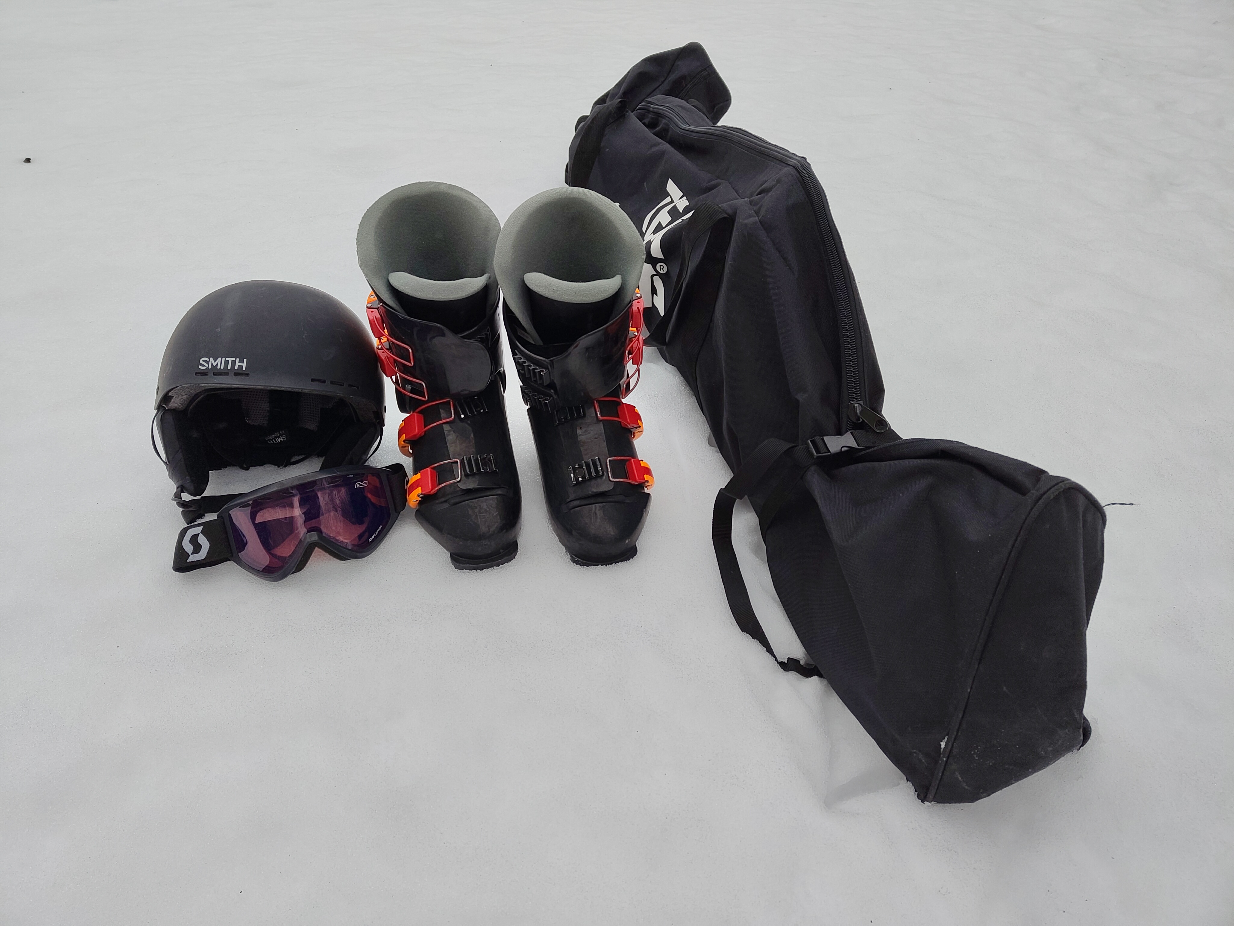 Slalomskidor, pjäxor stl 39 och tillbehör 