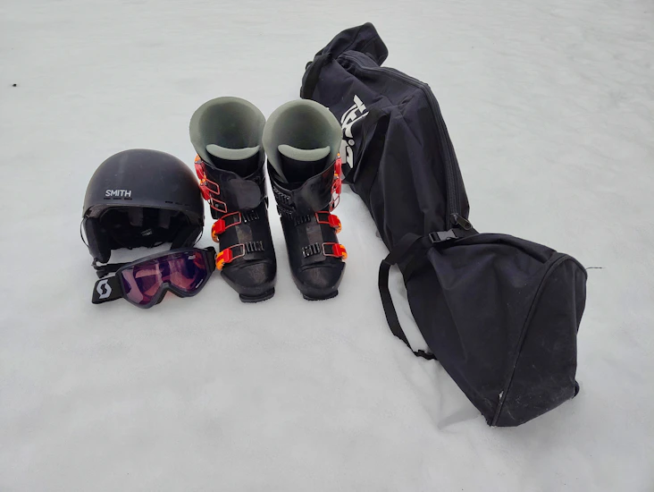 Slalomskidor, pjäxor stl 39 och tillbehör