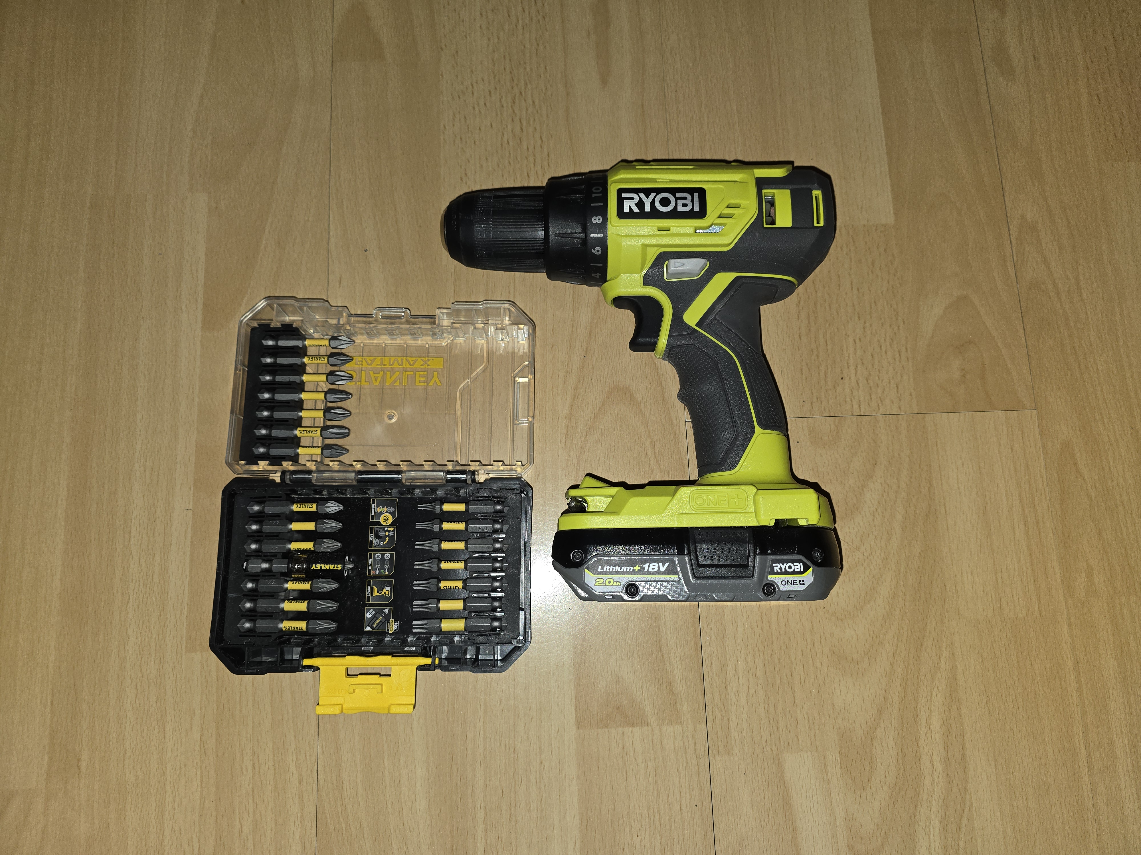 Ryobi drill/skrumaskin inkl. batteri, lader, borsett og bitsett