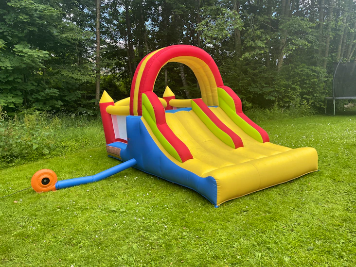 4. hoppborg med stor dubbel rutschkana