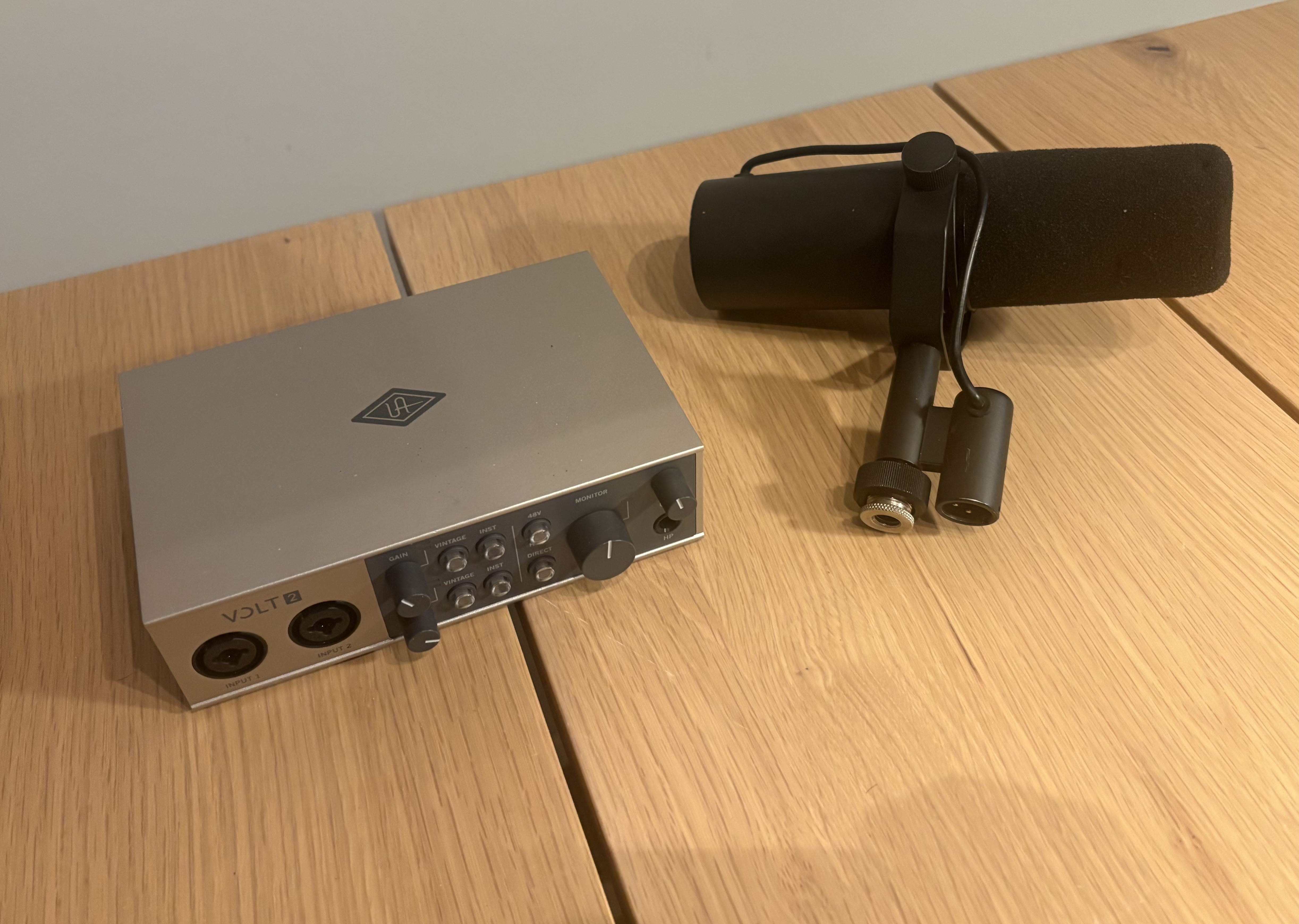 Podcastpakke – shure sm7b + universal audio volt 2 + mikrofonstativ