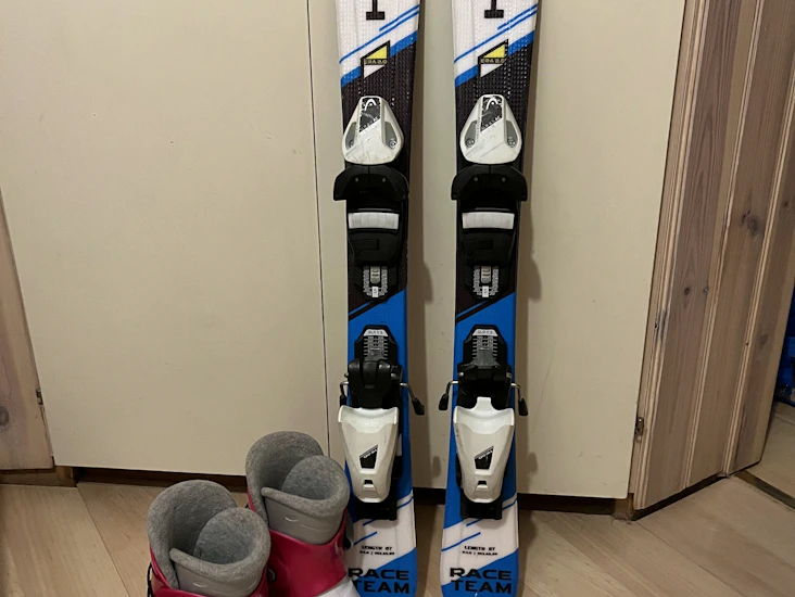 Skidpaket ca 4-7 år. 87 cm skidor