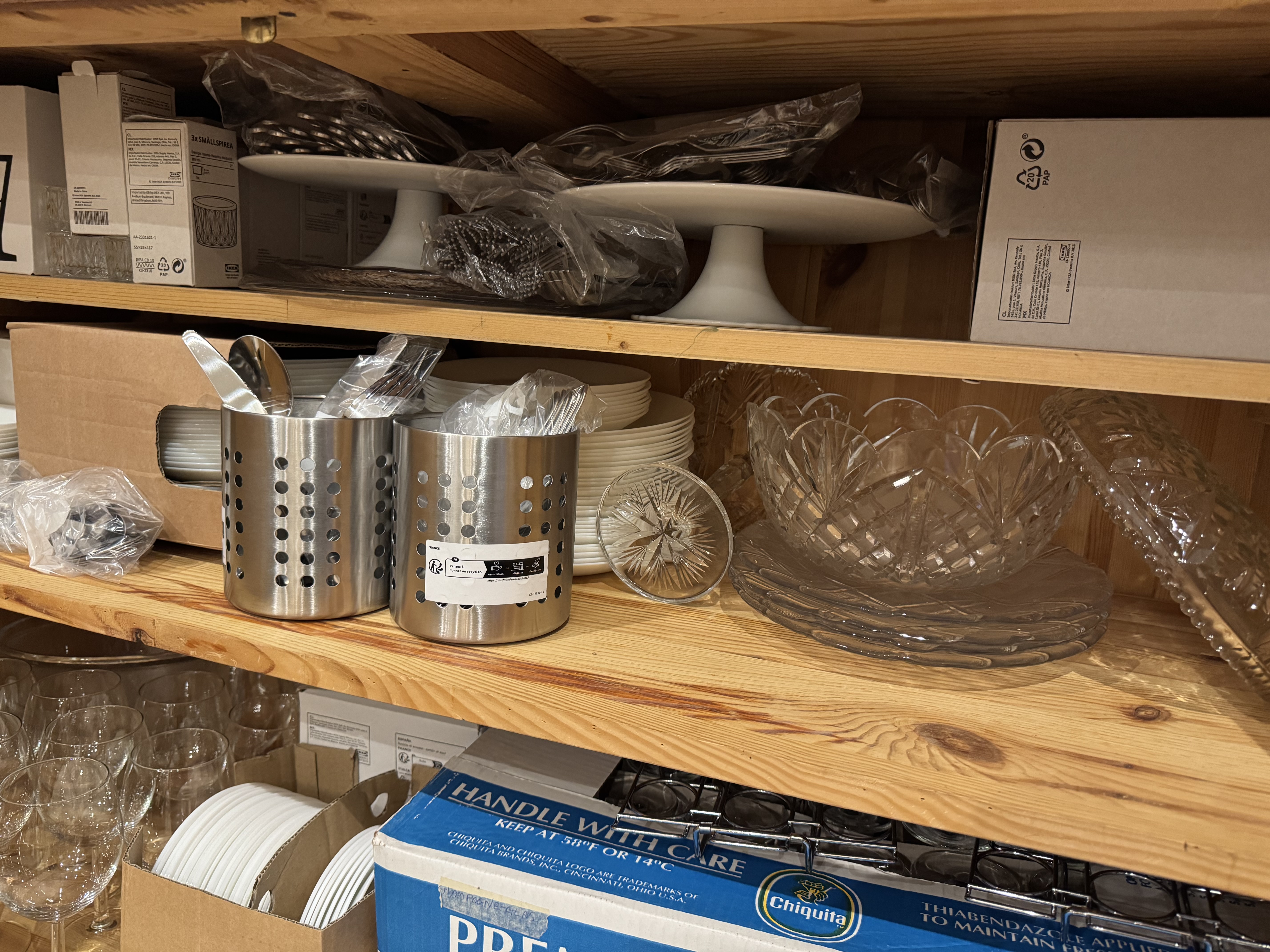 Allt för festen bestick, tallrikar, glas, serveringsfat, kakfat i kristall, snapsglas med mera