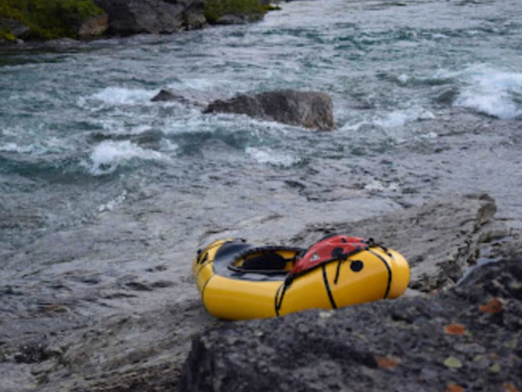 Packraft som kan paddlas i fors