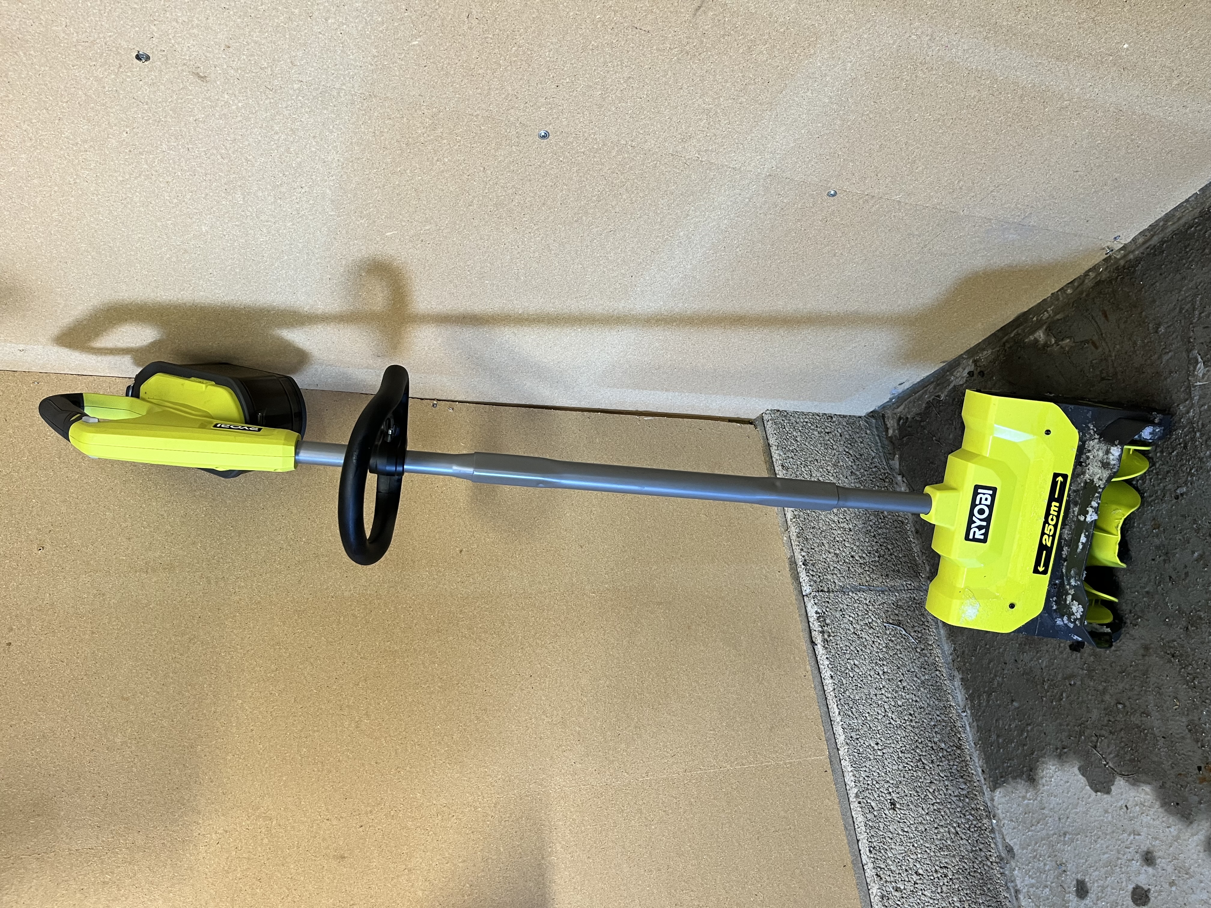 Ryobi elektrisk snøskuffe 