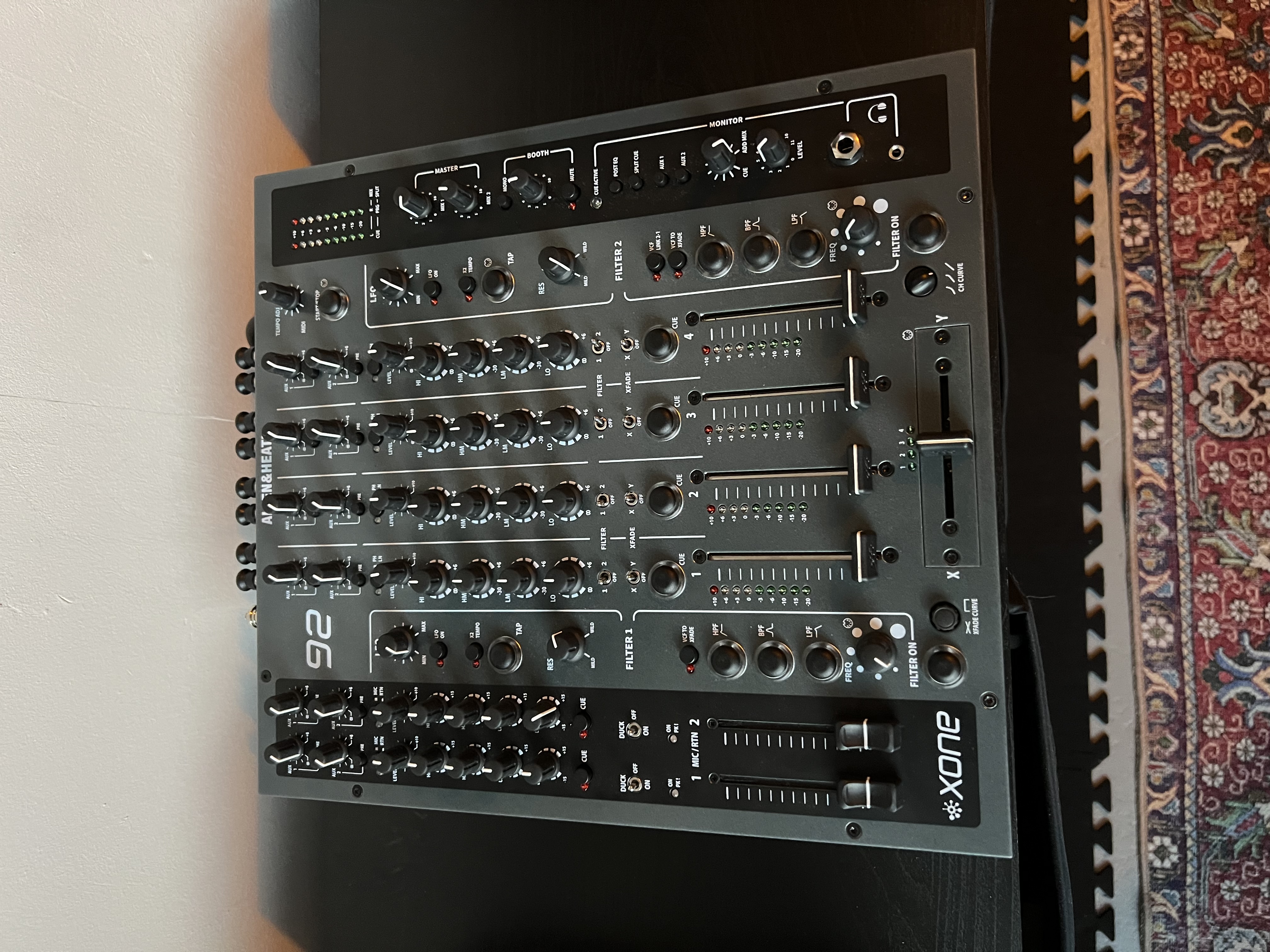 Allen & heath xone:92 mk2 – 4-channel analogue dj mixer with flight case