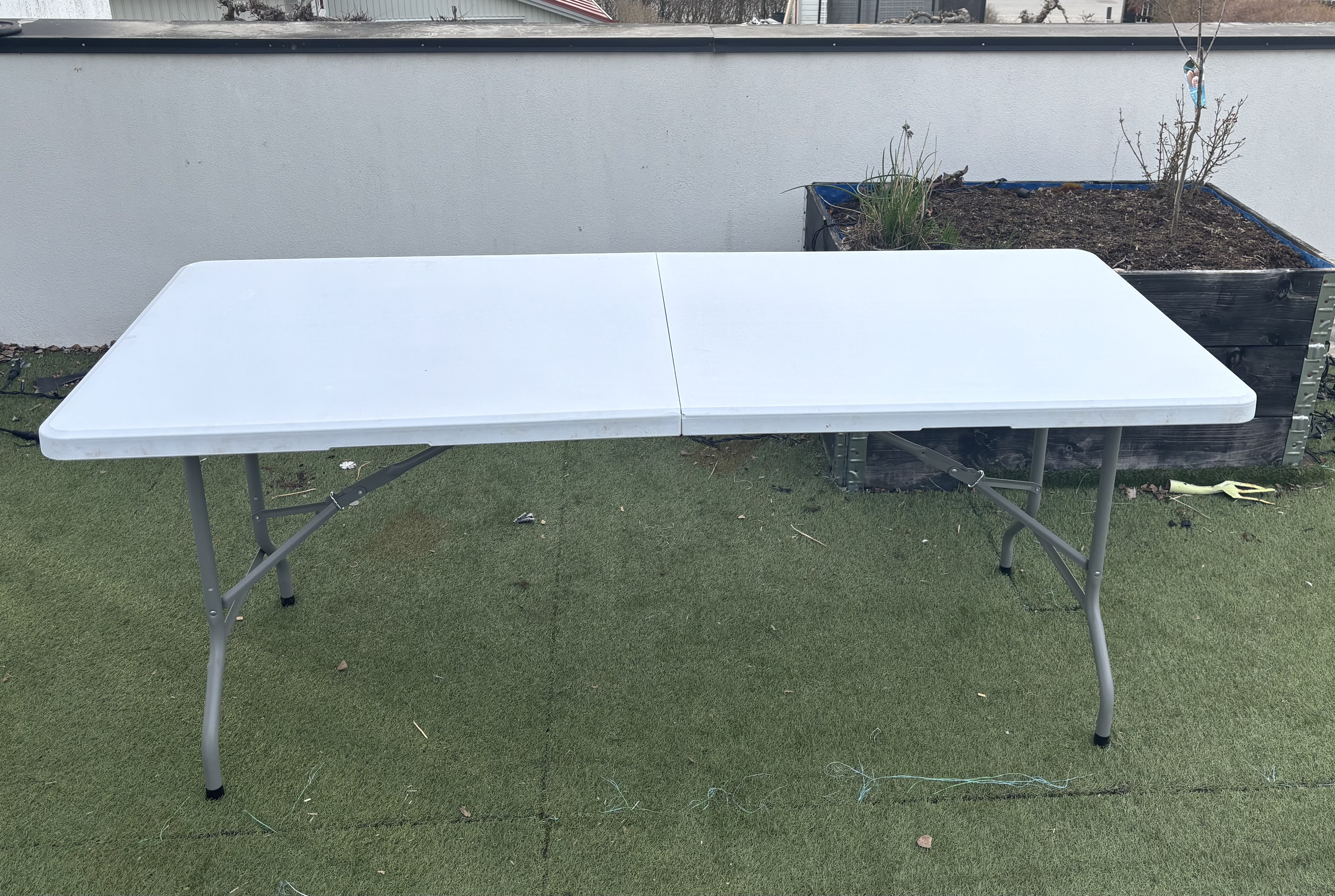 1 ihopfällbart bord 180 x 75 cm (6–8 pers)