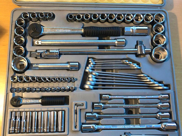 Kasse med fast-, led- og pipenøkler