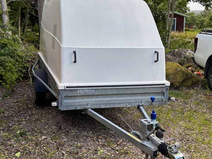Släpvagn med kåpa