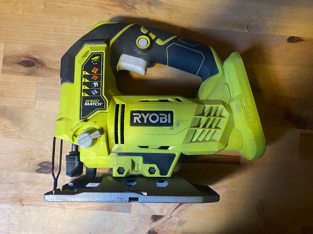 Stikksag med batteri og lader