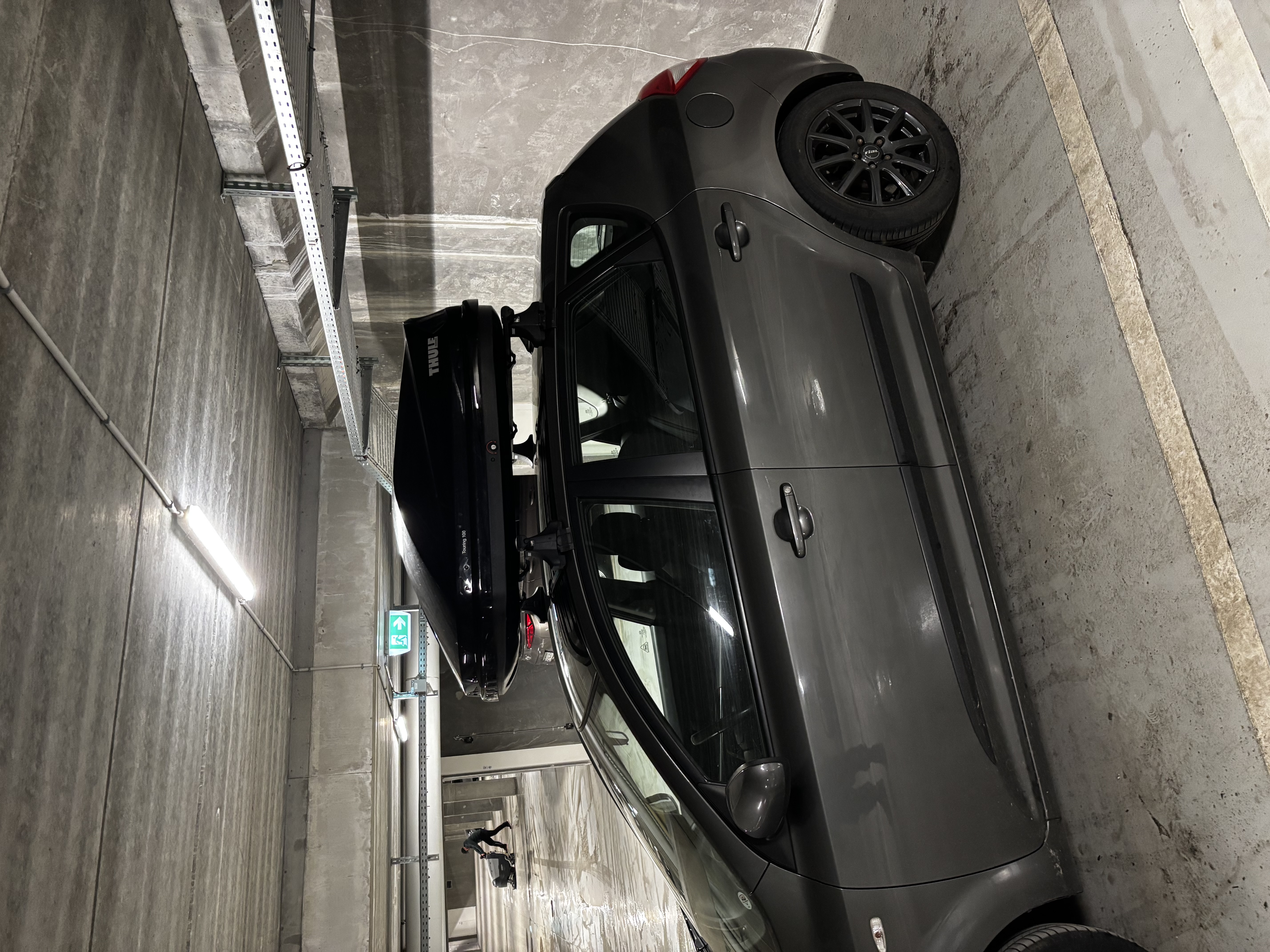 Roof box with roof racks