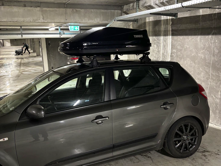 Roof box with roof racks