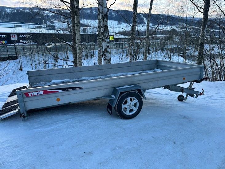 Tysse henger lang og bred med tilt/tipp