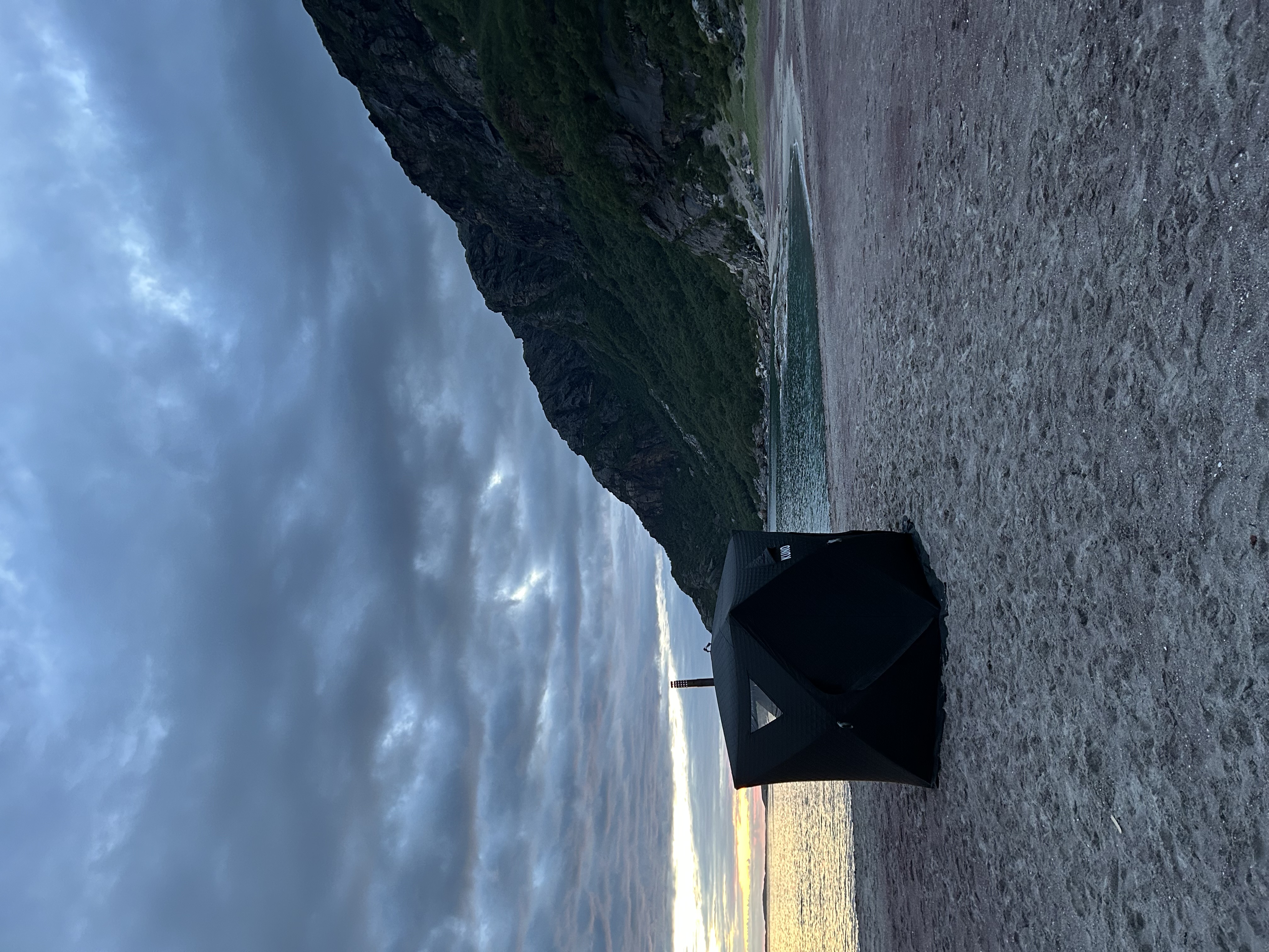 Badstutelt med vedovn og benker