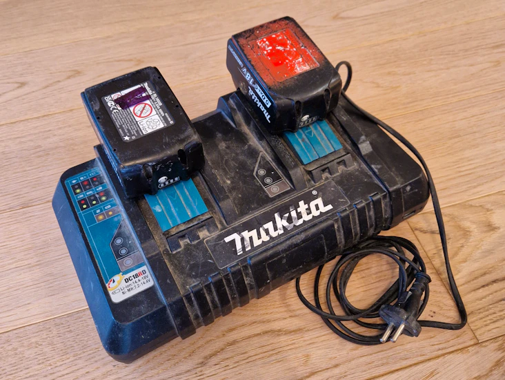 Makitan tuplalaturi ja akut