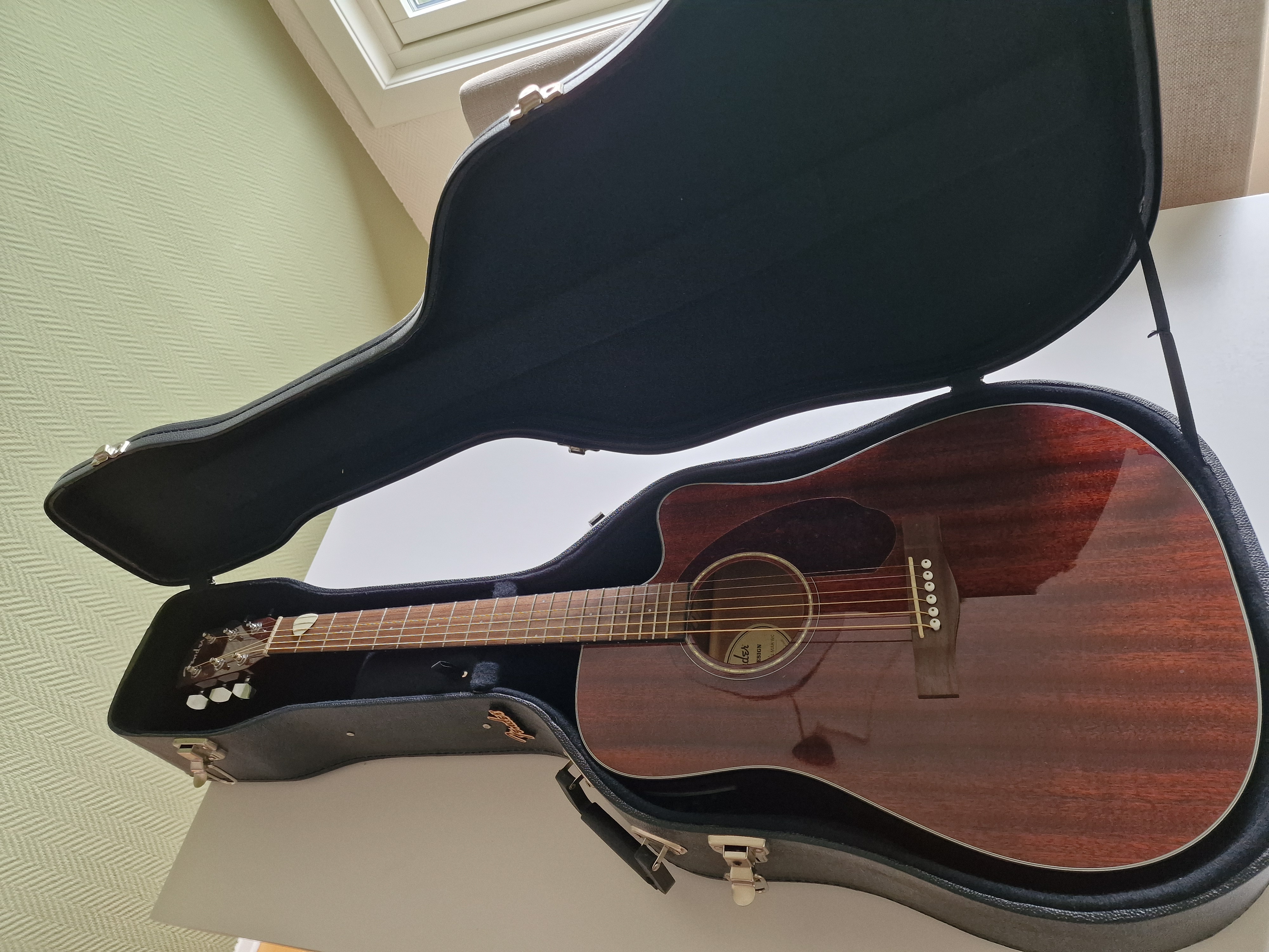 Fender gitar med tuner og stålstrenger