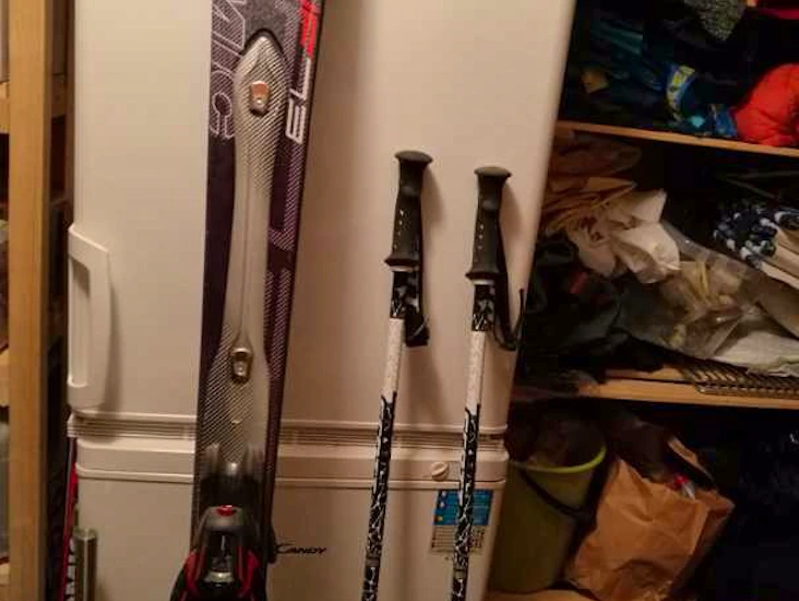 Atomic carvingskida med stavar