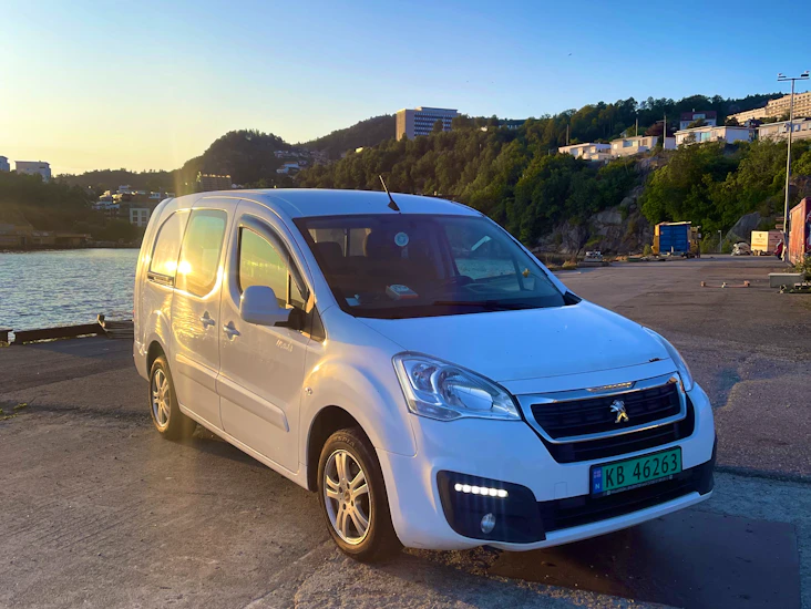 Peugeot partner (lang utgave) – spennbånd, flyttetepper og tralle kan leies ekstra!