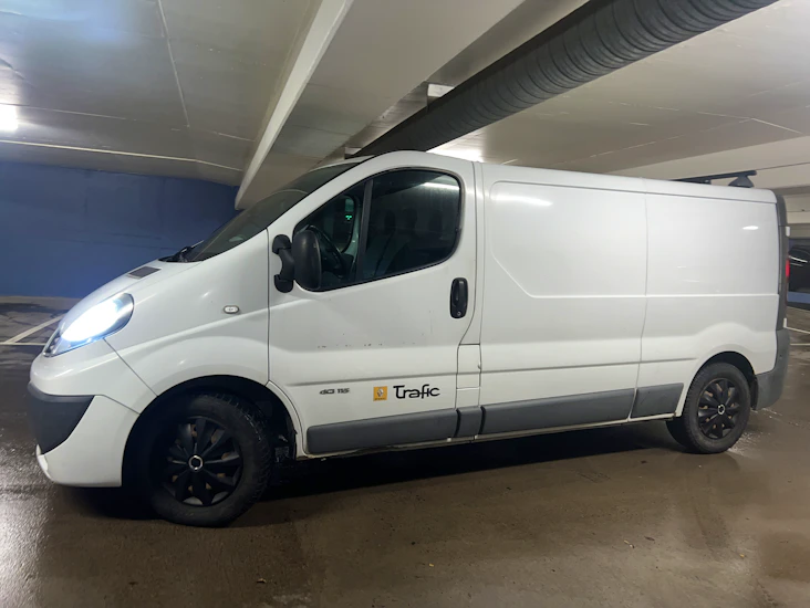 Flyttbil renault trafic skåpbil, ledig