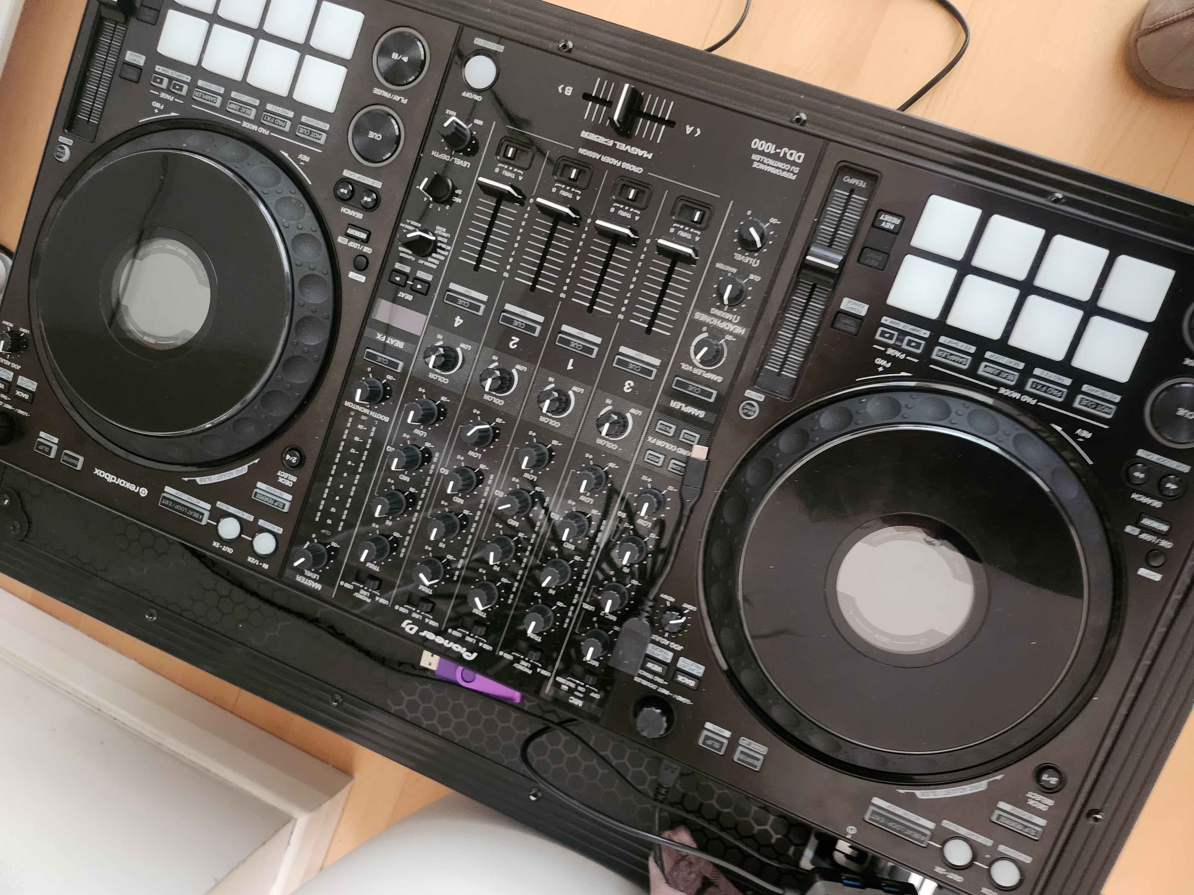 Ddj-1000 with case and cables