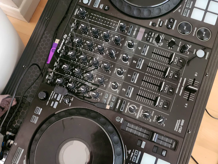 Ddj-1000 with case and cables