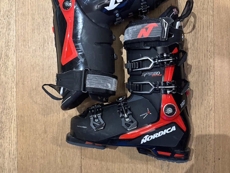 Ski boots - fits uk size 9. nordica 130 flex.