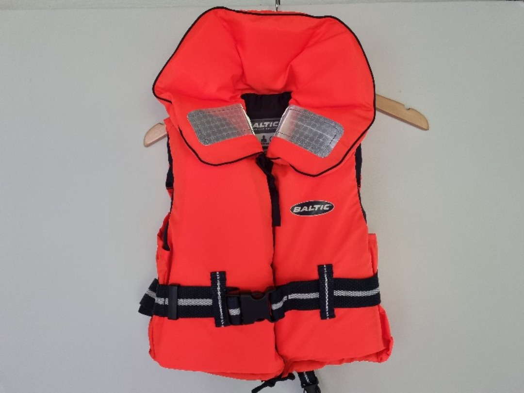 Flytevest for barn