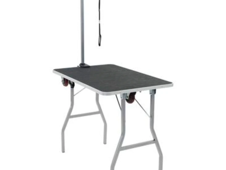 Utstillingsbord med hjul og galge