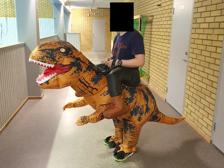 T-rex dinosaurie-dräkt med ryttare