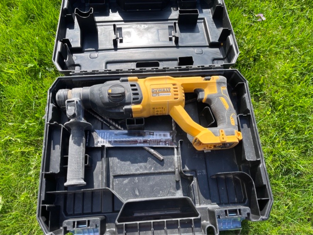 Bormaskin/borhammer fra dewalt på batteri.