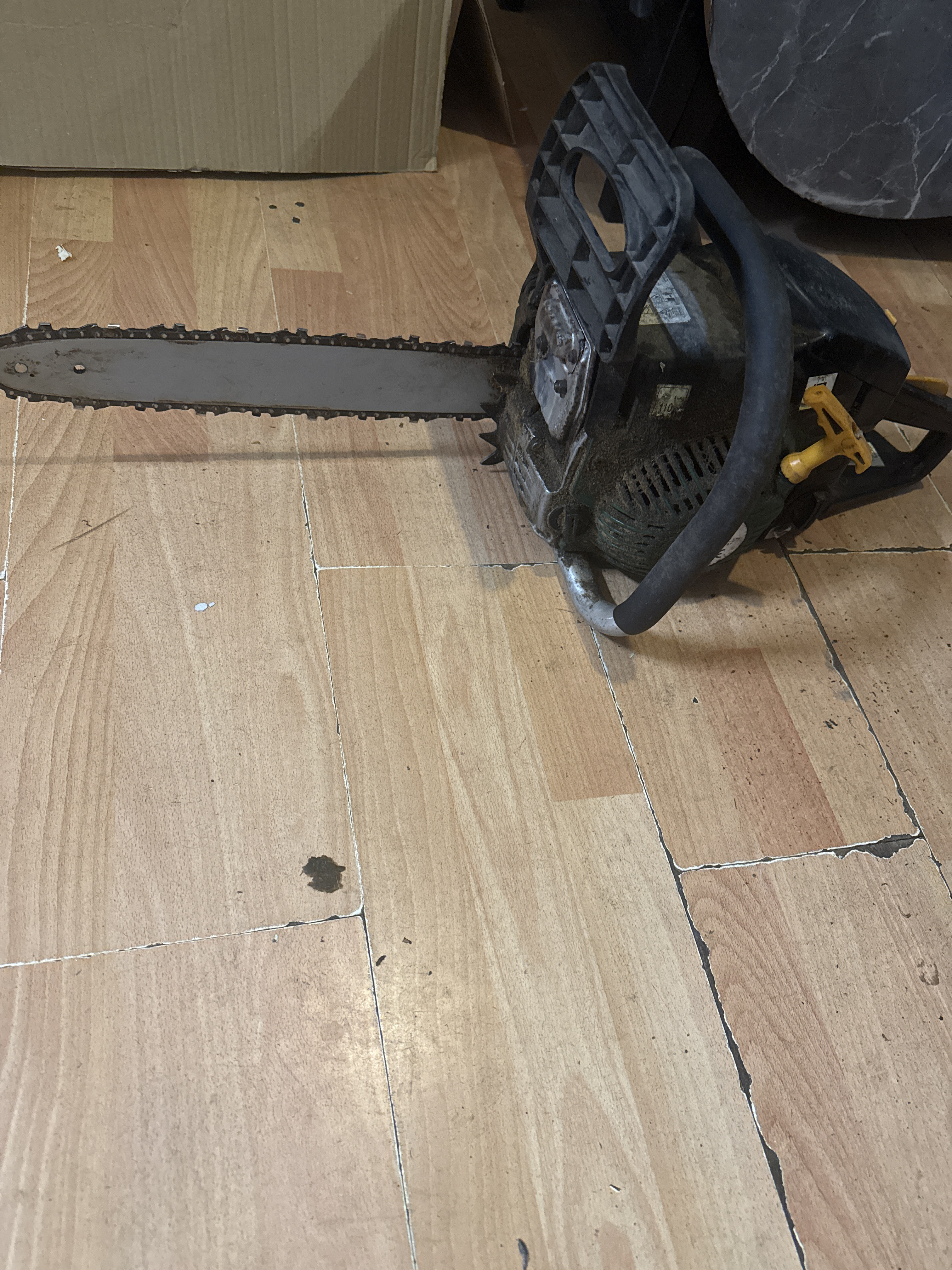 Petrol chainsaw 